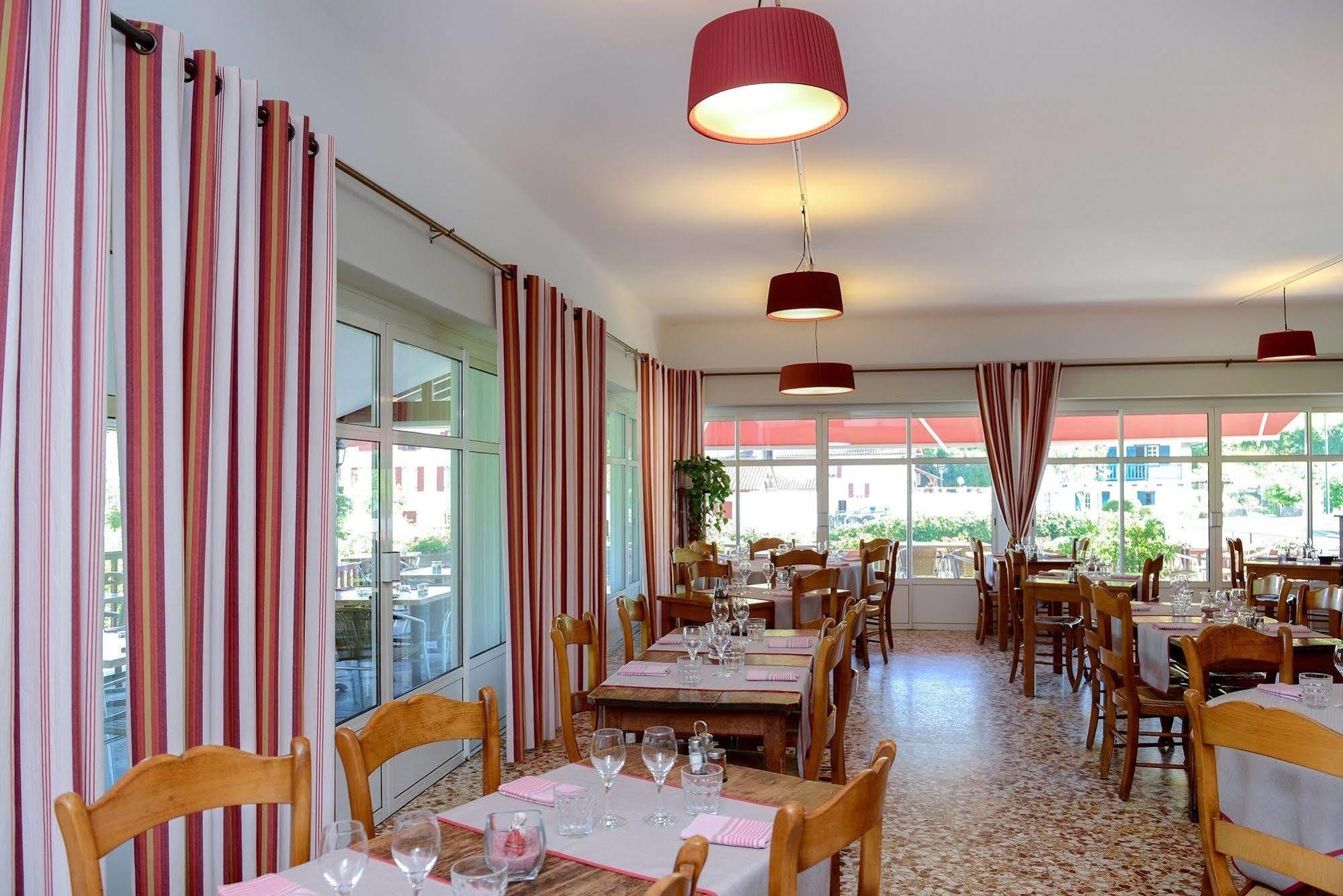 Logis Hotel Ur-Hegian Эноа Экстерьер фото