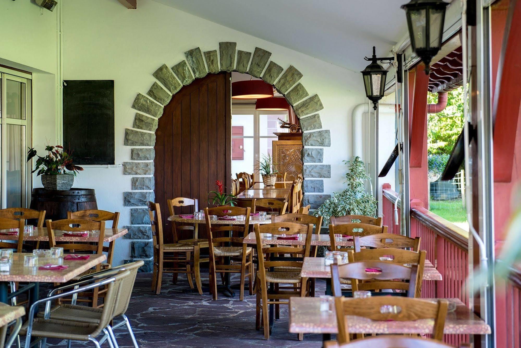 Logis Hotel Ur-Hegian Эноа Экстерьер фото
