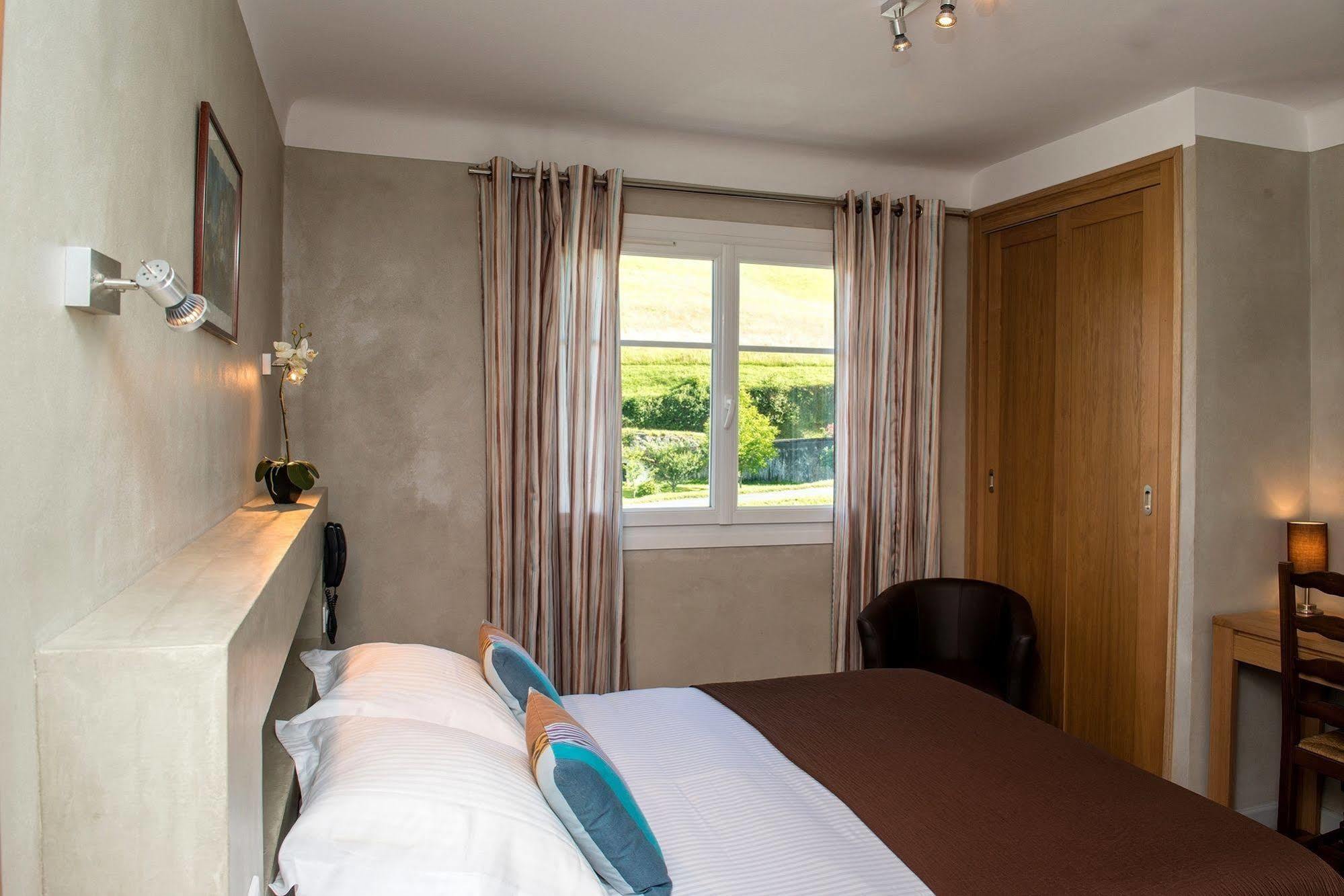 Logis Hotel Ur-Hegian Эноа Экстерьер фото